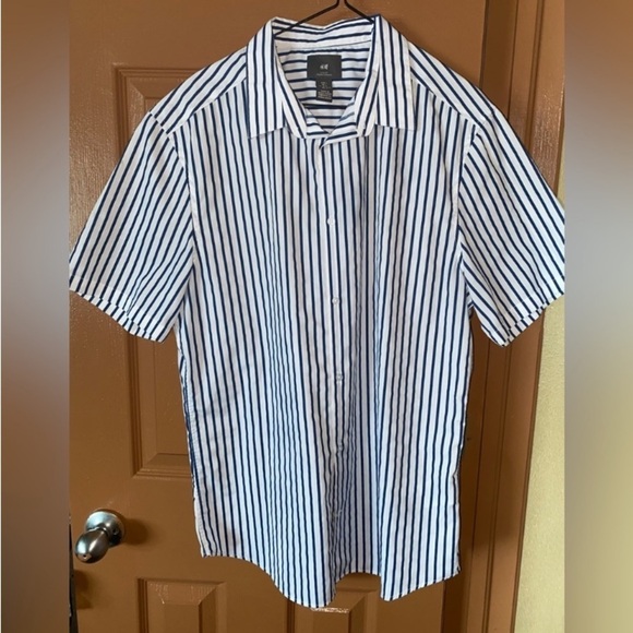 H&M Other - H&M Short Sleeve Shirt - EUC - Mens Large